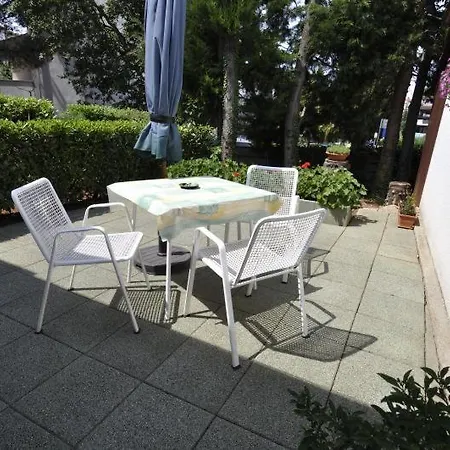 Cornelia アパート ポレッチ